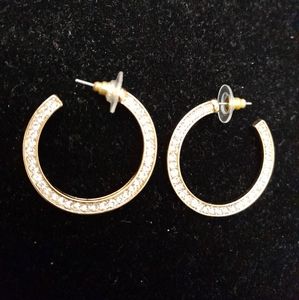 Woman gold color earings